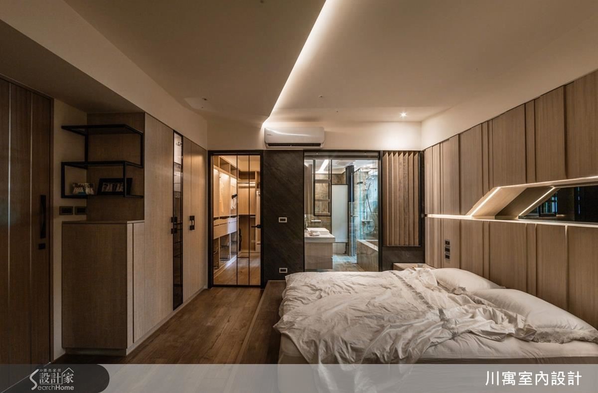 主臥更衣室和浴室以玻璃區隔，提升視覺穿透感，營造有如精品飯店的質感。