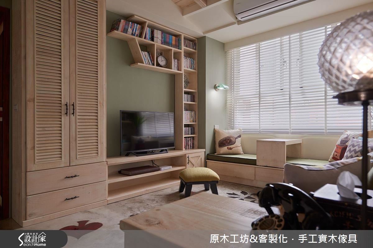 用淺色實木將電視櫃、鞋櫃、書櫃結合而成的電視牆，具有一致性又因為幾何、百葉的交互運用而顯得有趣，帶點乳灰綠色的低彩度牆面，增添溫暖的感受。