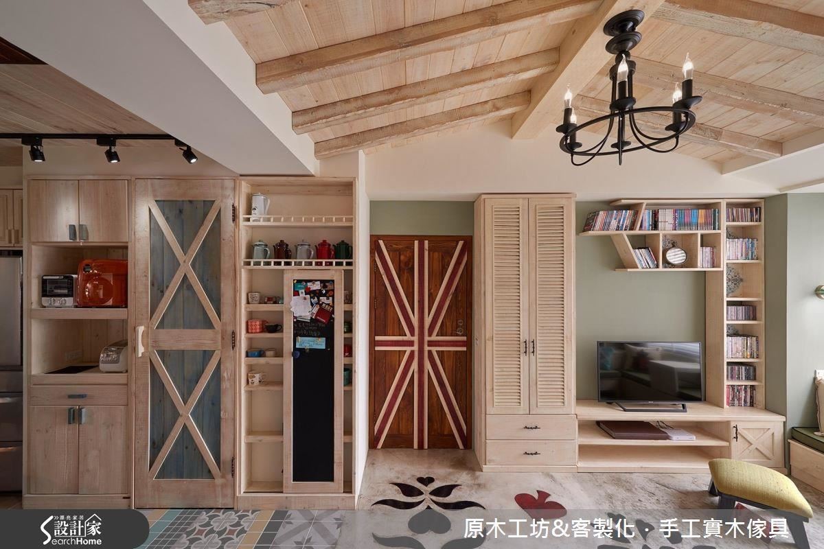 英國國旗圖騰的大門，是重點視覺 ; 左方依序是展示櫃、大型行李箱儲藏室、電器櫃，整面概念的收納設計，功能非常多，機能視覺都是享受。