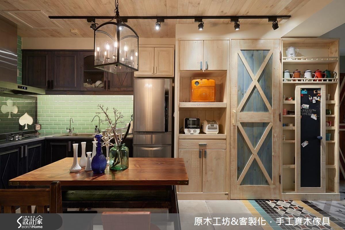 開放式混搭的餐廚空間，巧妙地將對屋主喜歡的撲克牌圖案融入廚台的中段。