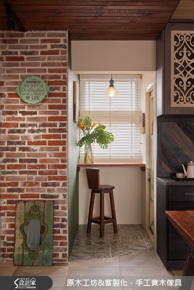 設計師將原本屬於戶外的小陽台做了一點內縮，保留成一處室內的休憩角落，是屋主喜歡轉換心情的第二個溫馨角落。