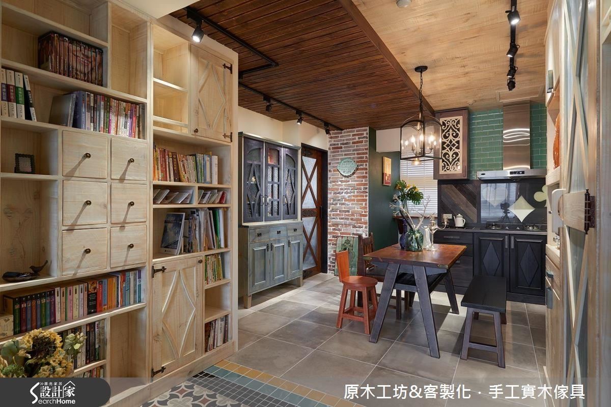 大型的淺木色書櫃是區隔臥室的隔間櫃，以櫃代牆，增加了大量的收納空間。