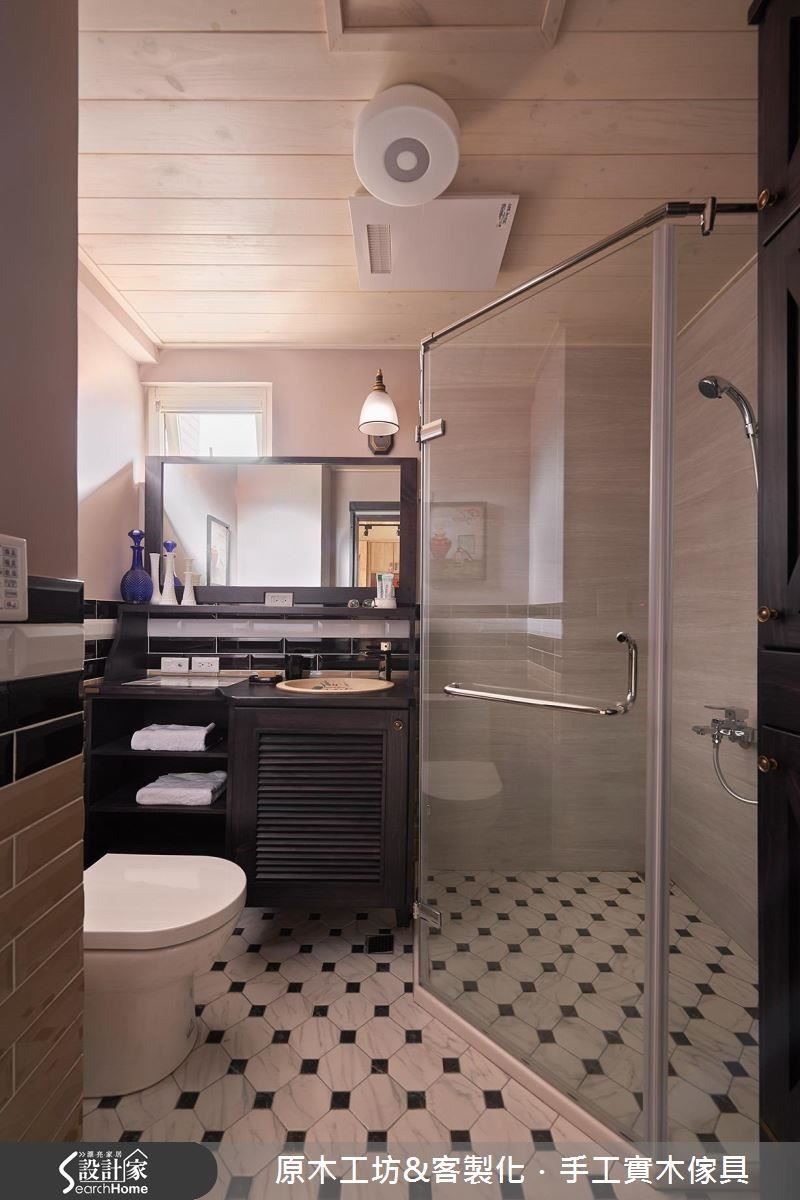 量身訂作的洗手台，超大面鏡子，兼具浴櫃、梳妝台功能，適度保留通風口，使浴室潔淨舒適。