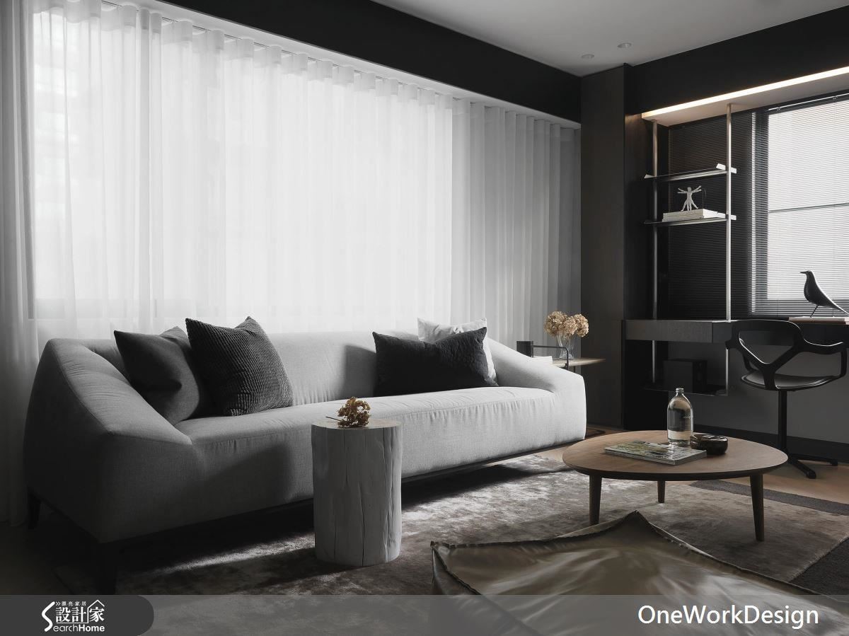 以整面白紗規劃俐落的沙發背牆線條，也能使良好的採光穿透進入客廳，而室內空間則以黑灰色調，顯得時尚而沉穩。