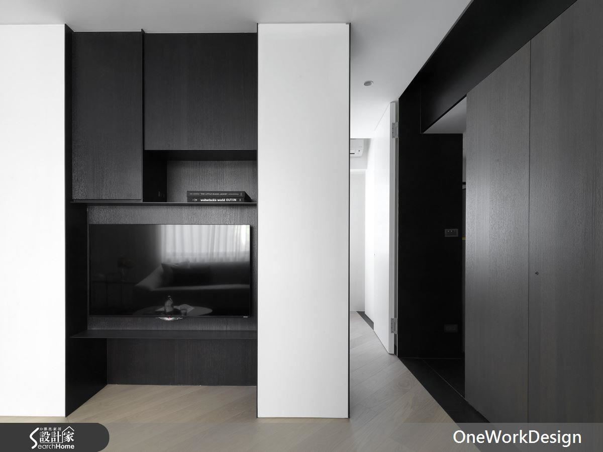 電視牆面以深色櫃體修飾出一致、俐落，又能善用空間收納。以電視牆為軸線，右邊廊道經過廚房，到底是另外一間小房間，門打開時後方採光也能引入室內，每天生活都有好心情。