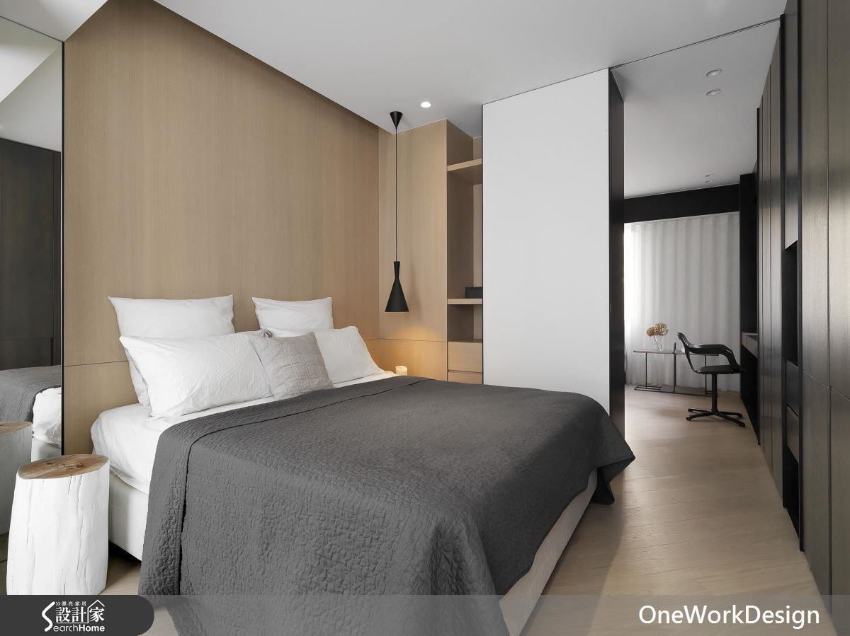 軸線的另外一面，是以黑色金屬質感的百頁窗、鐵件展示櫃構成的書桌區。沿著櫃體走到底，是別有洞天的舒適臥房空間。