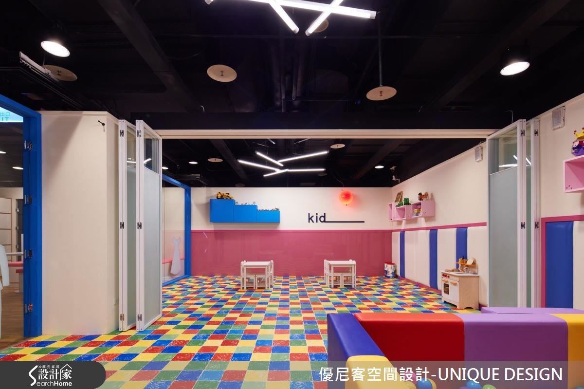 兒童遊戲區的重點是安全，因此不只是選用檢驗合格的安全材質，在櫃體設計上也將銳角轉化為圓弧鈍角，讓小孩能更盡興地遊戲。