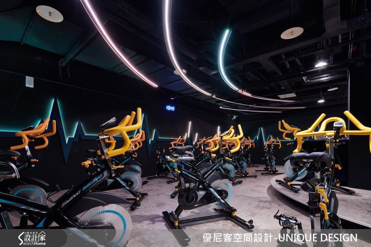 在充滿動態的運動空間中，加入燈光情境環控的設計，因應不同的運動類型、搭配音樂節奏，變換氛圍。