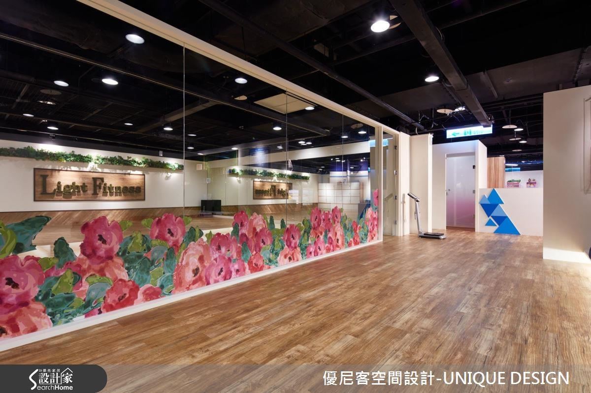 瑜伽教室鋪上溫潤質感的耐磨木之外，也增加了休閒風的綠色盆栽造景，玻璃隔間以花卉圖案點綴，讓向來陽剛風格的運動空間穿上柔美的形象。