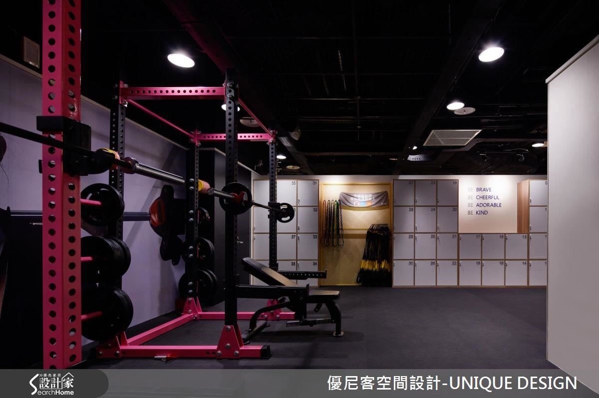 因應不同運動需要的器材與活動空間，規劃了六個以上的獨立空間，閃躲天花板過多的管線，善用多種燈光及鐵件搭配，型塑個性感十足的空間表情。