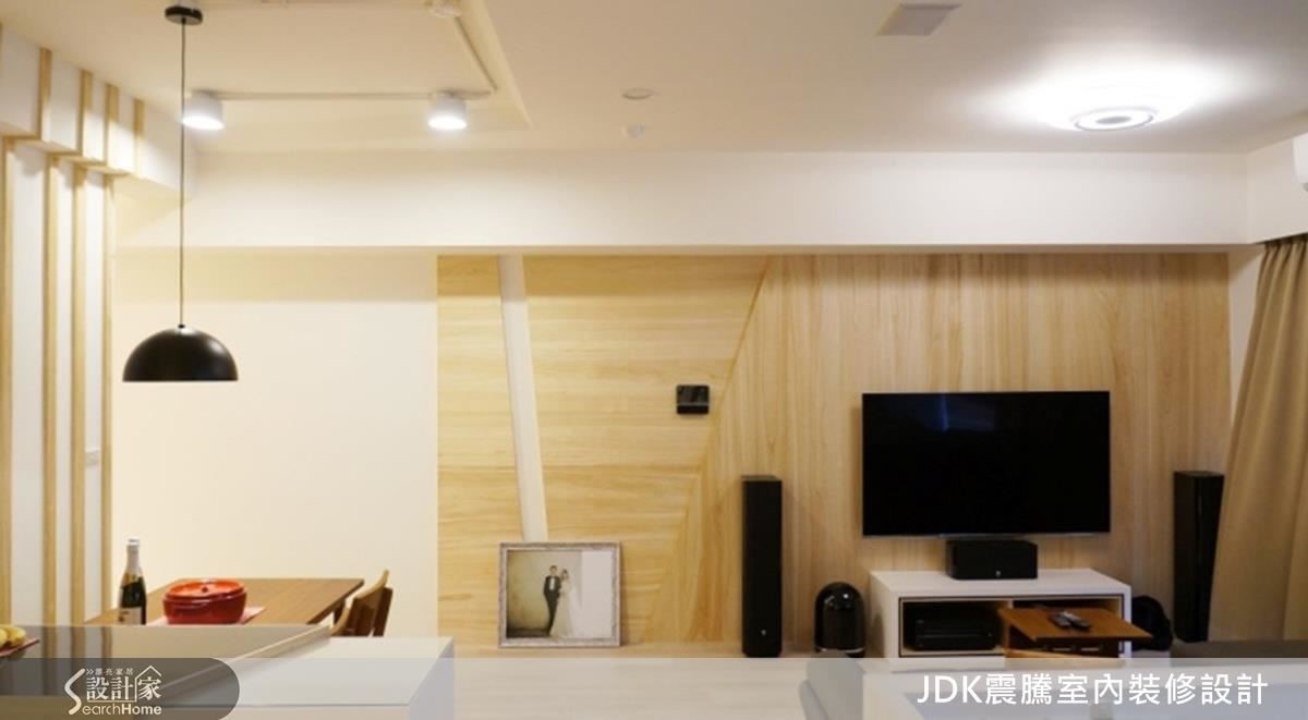 以自然木紋做出獨樹一格的電視主牆，配合木條做出的森林意象，讓自然風洋溢居家空間。