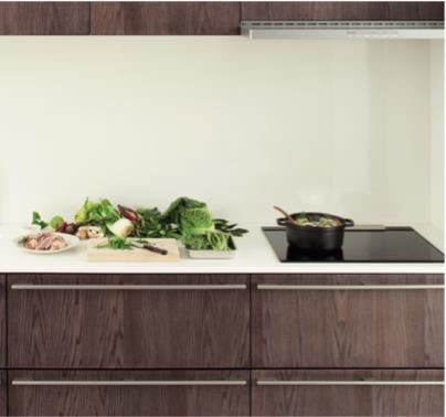 天然木紋門板設計，搭配簡約的把手，簡單的元素便能勾勒出溫潤而大器的廚房空間。