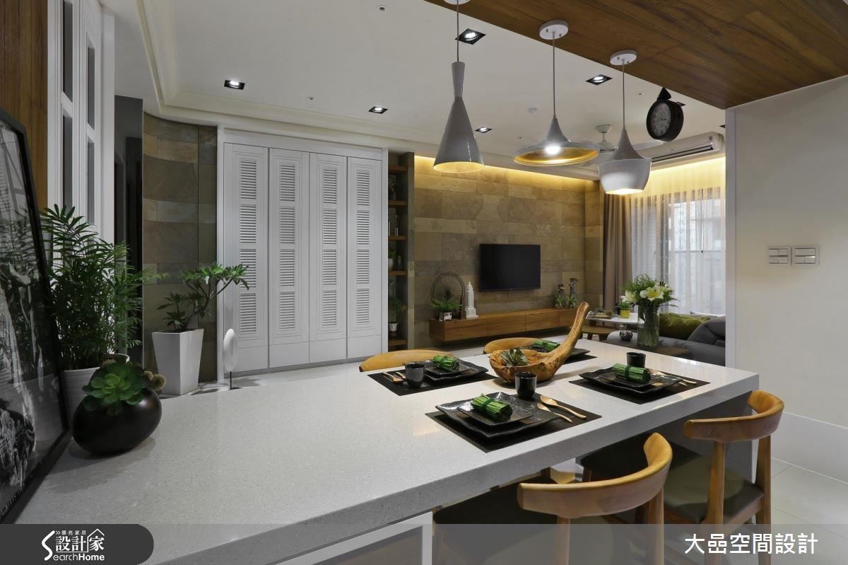 運用電視牆材質的橫向延伸，讓白色縱向的至頂高櫃，與電視牆產生材質的對比感，呈現空間趣味。