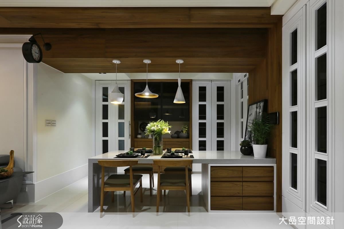 左門為私領域的通道，右門為餐櫃。