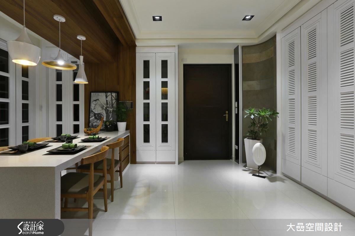 量體的左右邊，分別是，左門:廚房通道，右門:收納櫃。