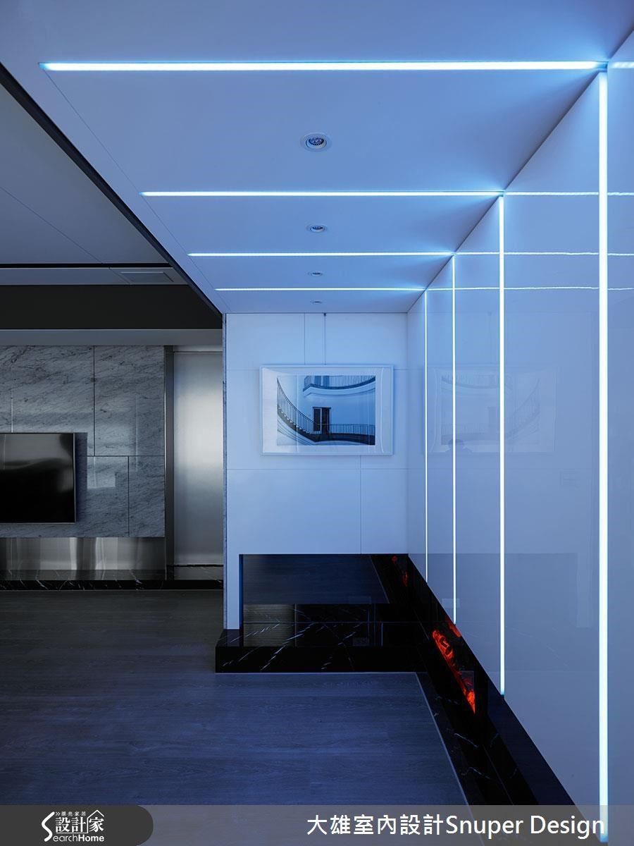 LED 光源為轉換居宅氣氛 為小酌之夜增加情趣。