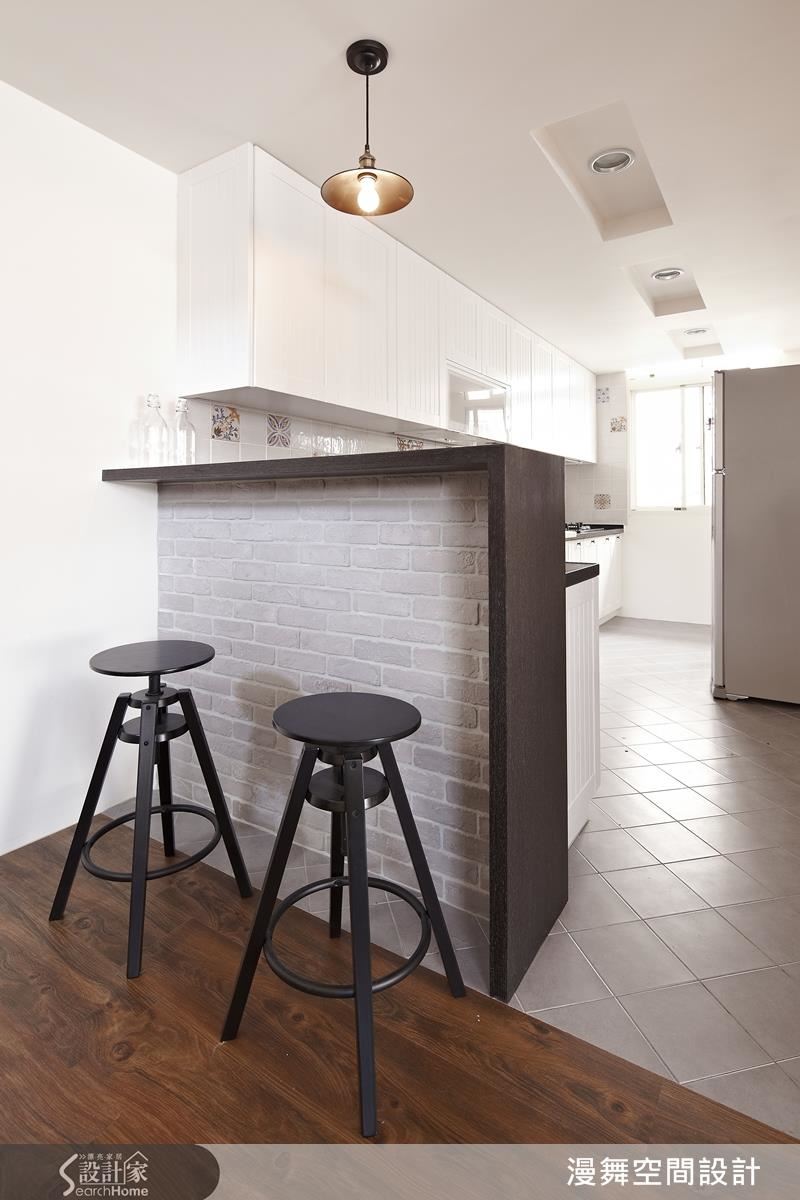 開放式廚房依據使用習慣可以設置中島吧台，不僅在無形中劃分場域，更能串連整個開放式空間。