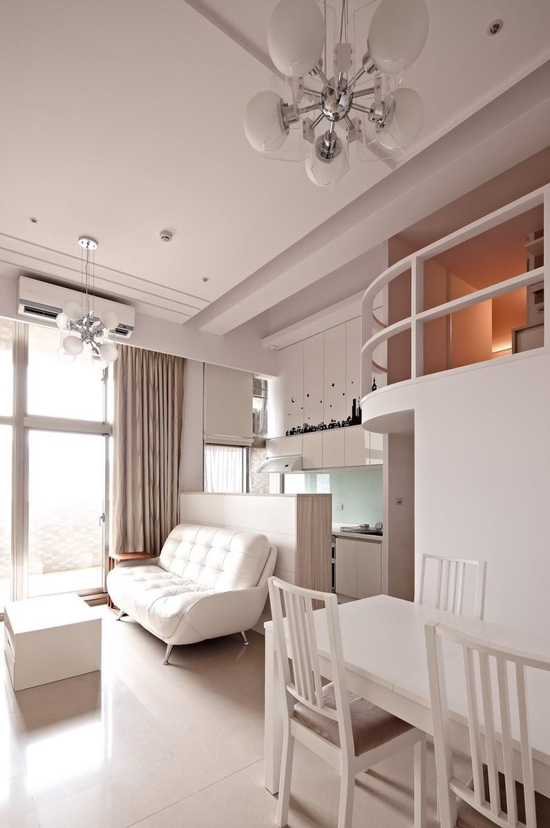 開放式廚房依據使用習慣可以設置中島吧台，不僅在無形中劃分場域，更能串連整個開放式空間。