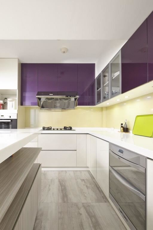 流理檯面依據亞洲使用者身高建議設定在 70 ~ 90 公分之間，並選擇容易清潔的人造石材質為佳。