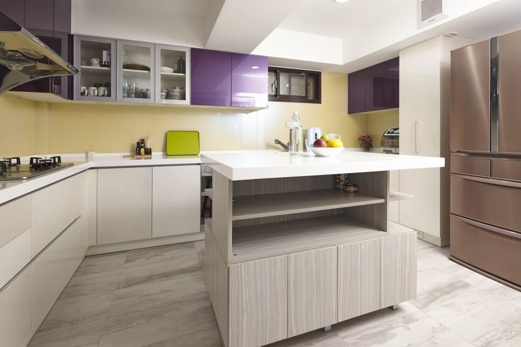 收納原則以身高中段切分 4 段為佳，常用的鍋具放在中段偏下、少用且沉重的鍋具則放在最底層；常用且重量較輕的廚房用品則放在中段偏上。