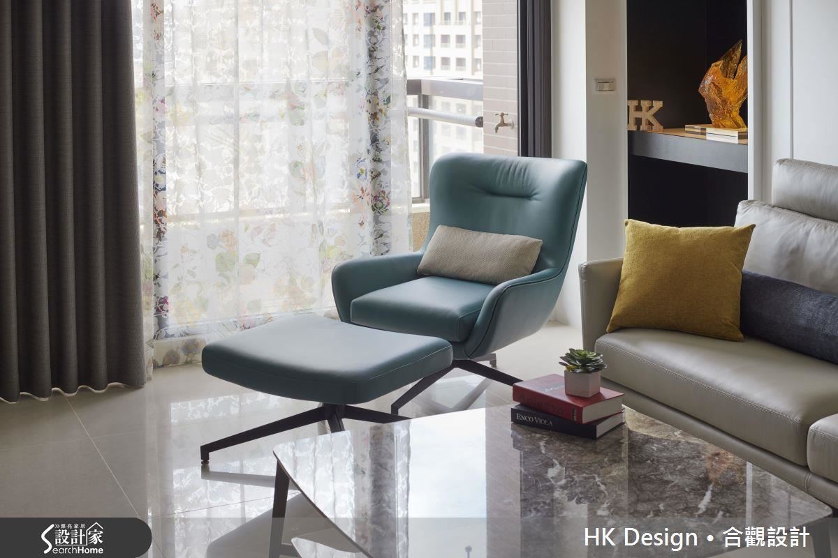 霧面白色冷烤串聯鋪陳的沙發牆，襯托沙發、軟件的色彩鮮度。