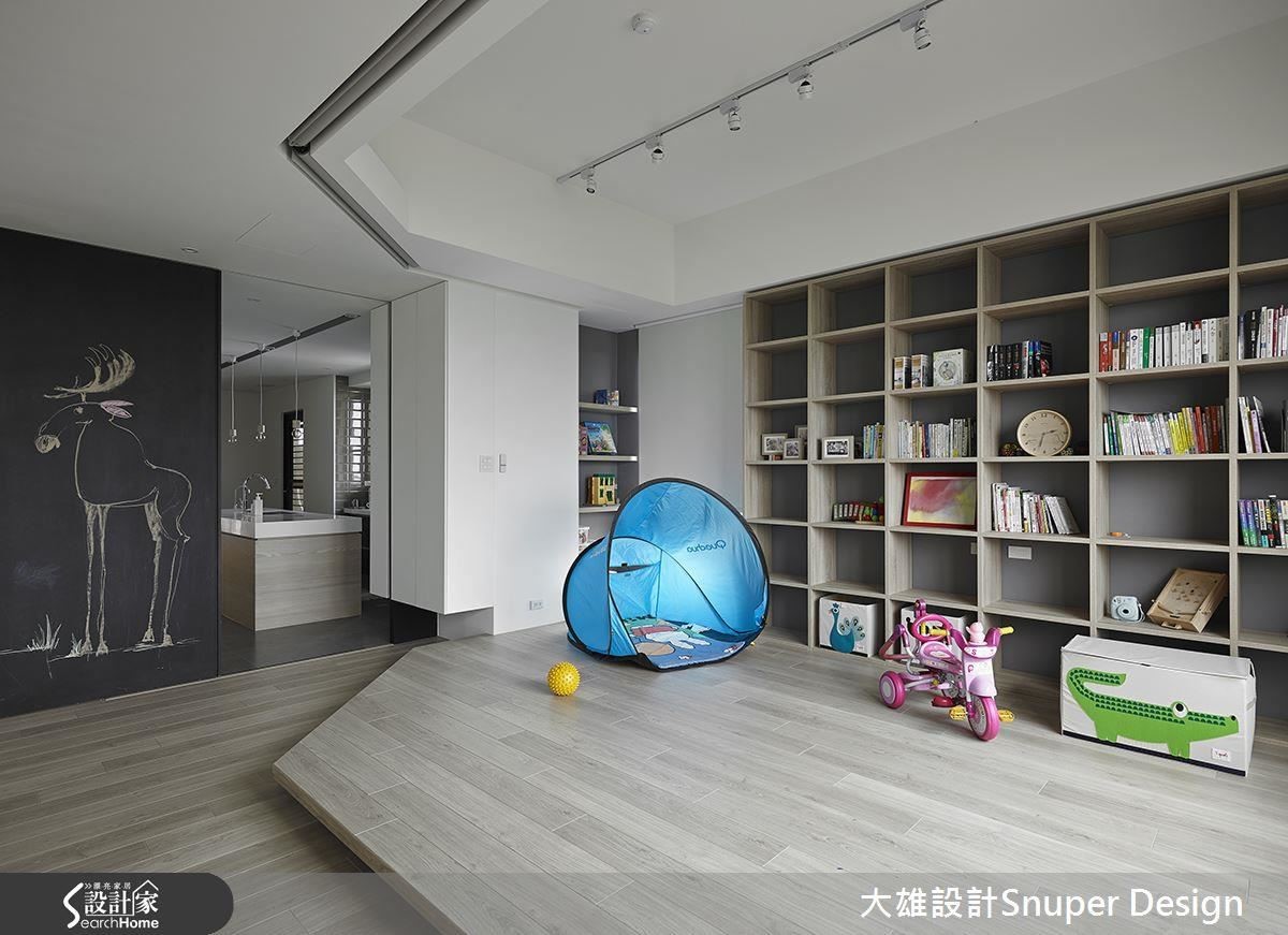 開放式遊戲室增加拉簾功能，可因應不同需要做調整，必要時也能成為一間彈性客房。