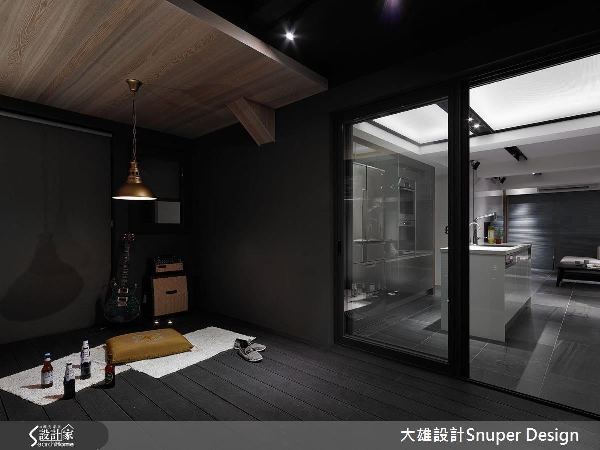 將一樓老屋的畸零空間整理後，鋪上海島型木地板，並將屋主收藏的燈具做為整個空間的主視覺。