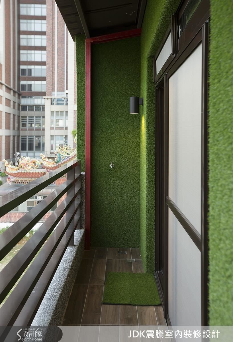 在市區也能充滿綠意，設計師將綠色草皮「種」在牆面上，營造綠意環繞的陽台景色。