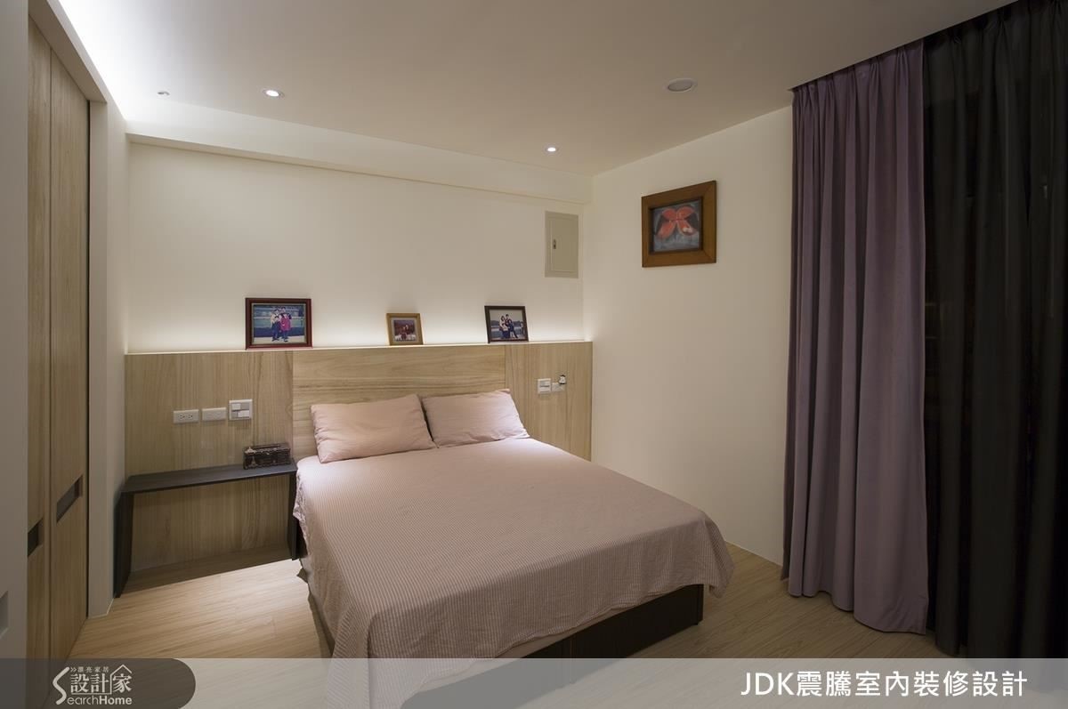 主臥以木質地板呈現溫暖的臥室空間，以紫色的窗簾點綴出典雅的氣質。