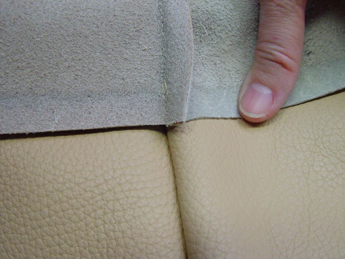 接到訂單後才開始製作，確保同一組沙發使用的是同一時期的牛皮，並交由同一組人製作，確保連同縫線等細節都是同一風格，對於精緻的要求令人驚嘆。