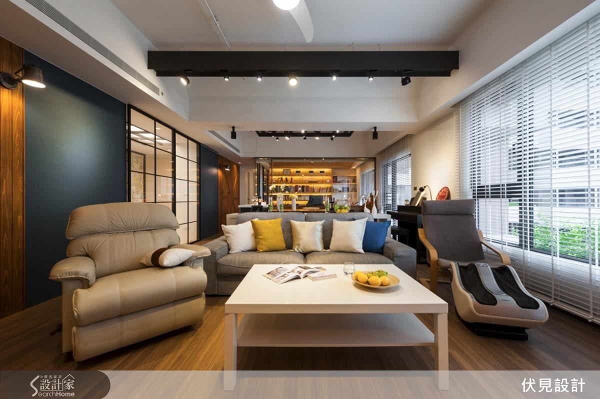 細百葉，大面積的窗景使用白色系，與另一面深色系的牆面，產生有趣的對比關係。單色系的明亮抱枕，在工業風中，挹注一點北歐風的清新感。