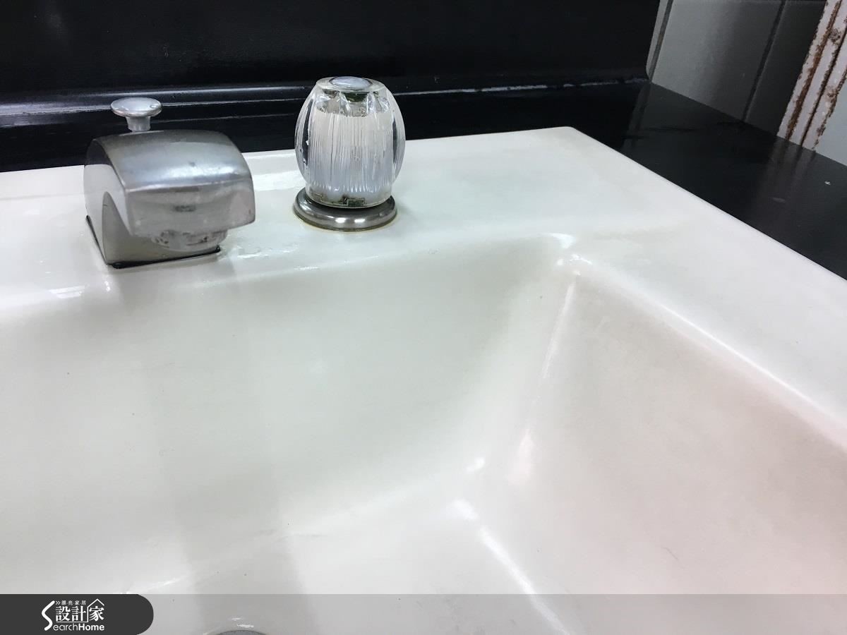 洗手檯上常見的水垢，可加上酸性的醋或檸檬酸擦拭，利用酸鹼中和原理，輕鬆去除。