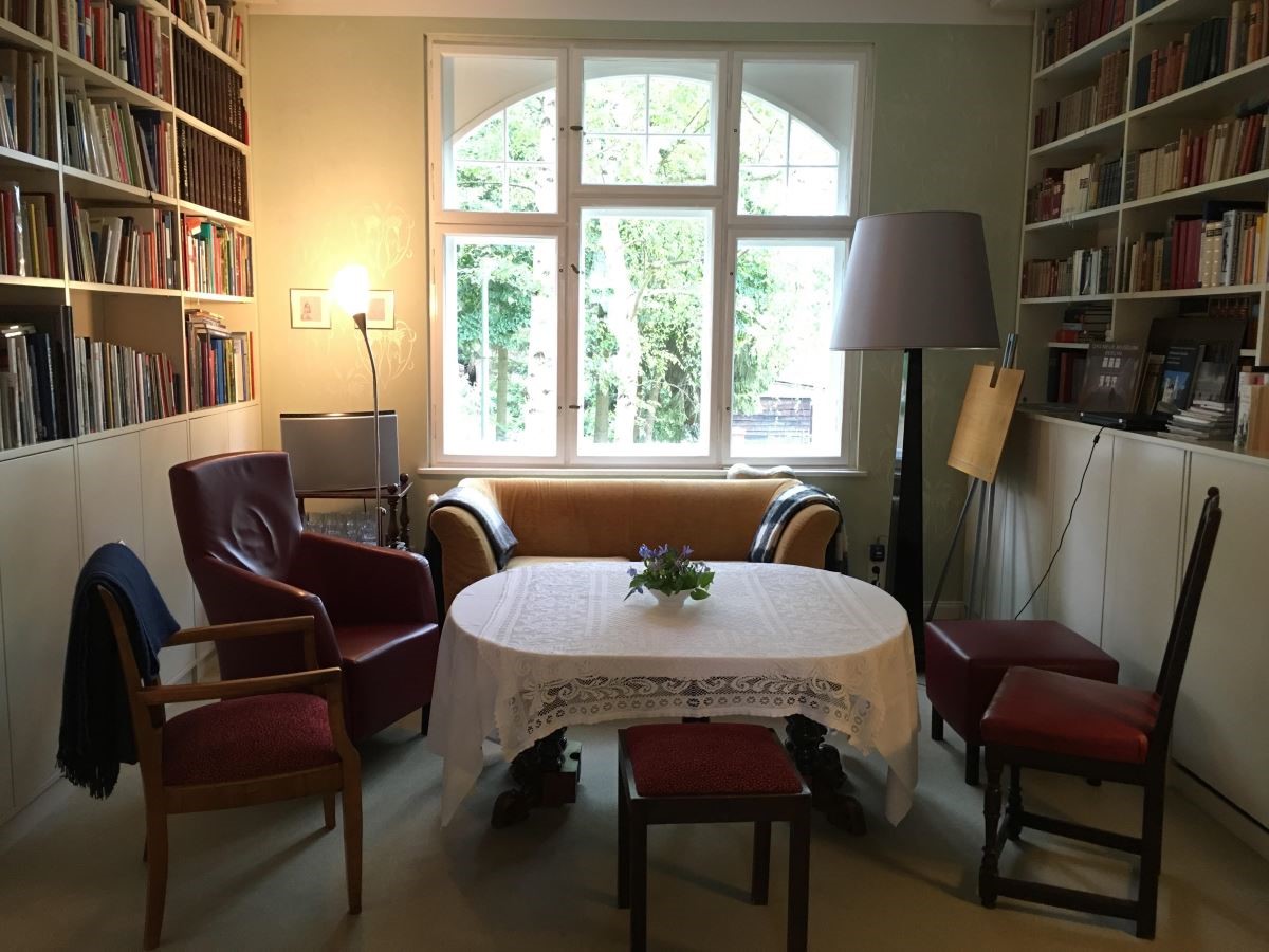Mr. Von Reiche 夢想著能擁有一個圖書館，在 10 年前翻修時，建築師設置了大面積白色的落地書櫃，把當時曾祖父所留下的紅色古董椅，搭配上屋主夫婦期望的紅色單椅及黃色沙發， 打造出一個新舊融合的圖書空間。