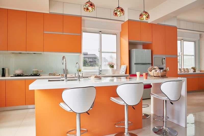 由於廚房空間寬敞，櫻花整體廚房除了設計廚具，更將各式電器納入空間裡。
