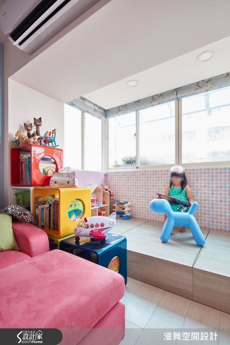 墊高地坪規劃一處帶有收納與客房機能的兒童遊戲室，讓孩子與爸媽擁有足夠的同樂空間，又不會壓縮到其他空間用度與動線。