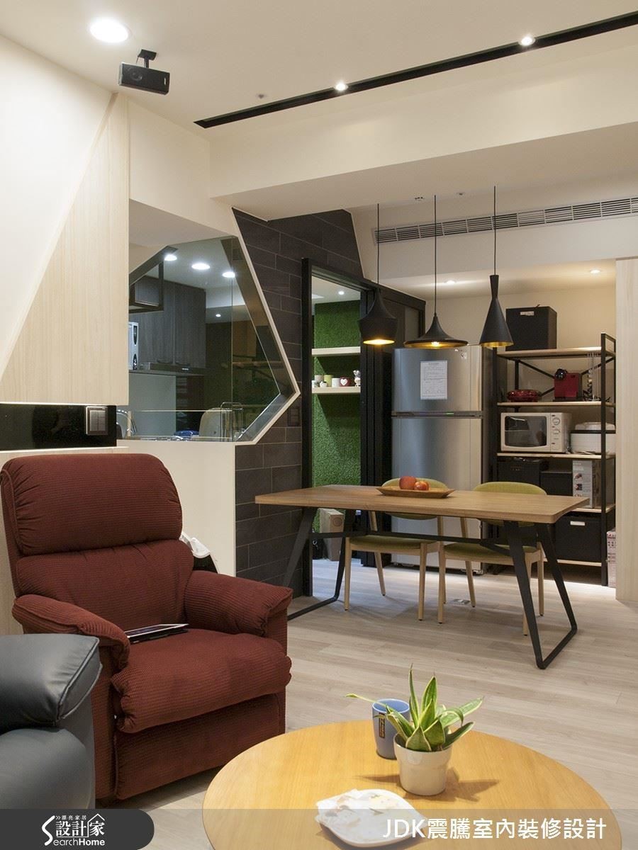 客廳區與廚房之間則做出拉門形成場域界定，牆面局部嵌入穿透清玻，讓視野產生交流連結。