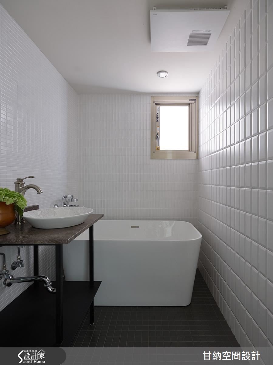 浴室以大小不同的白磚，堆疊出素雅與層次趣味。
