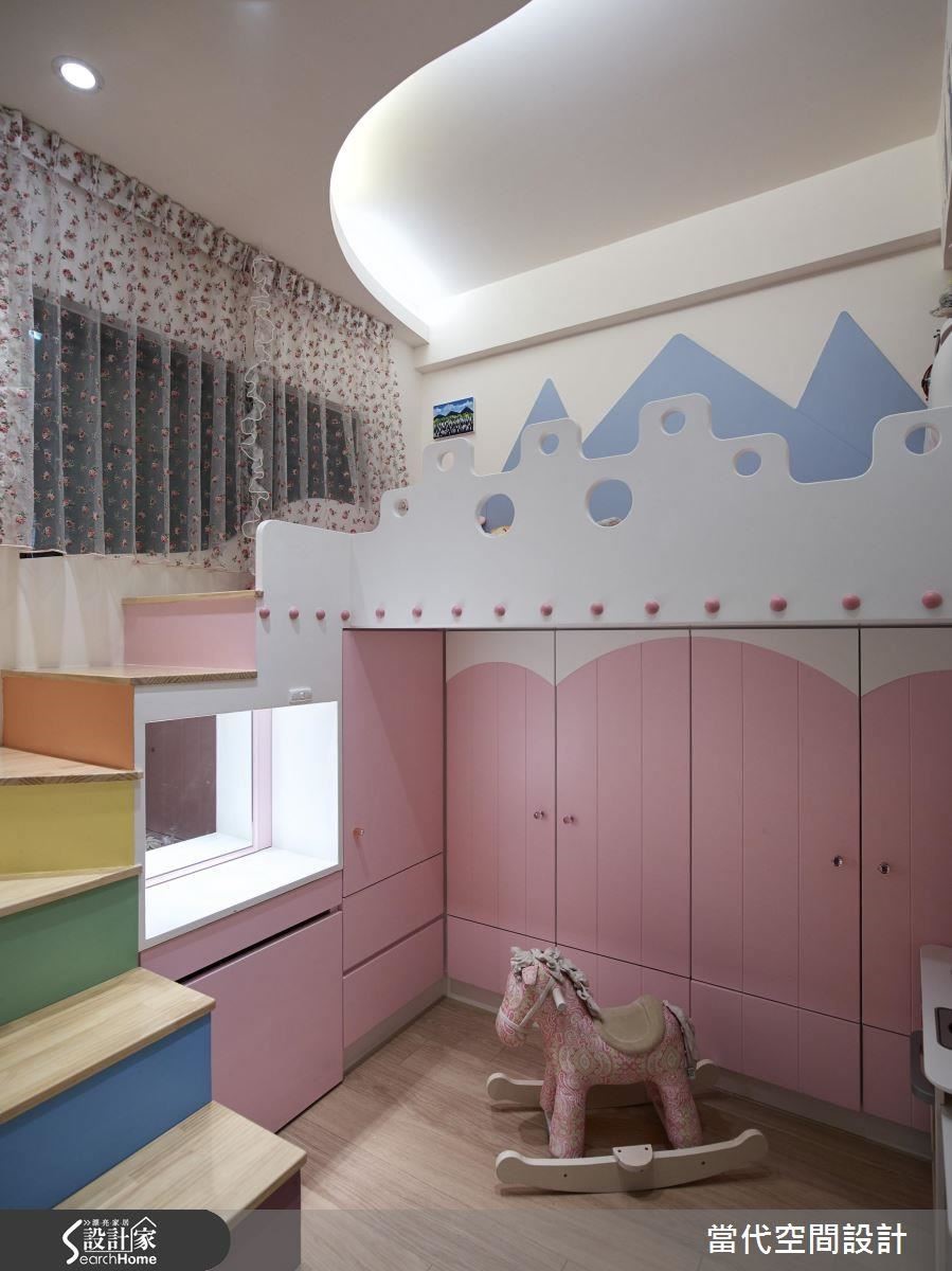 女孩房的彩繪階梯、粉紅色調的櫃體、粉藍城堡壁面，滿足小公主的浪漫幻想。