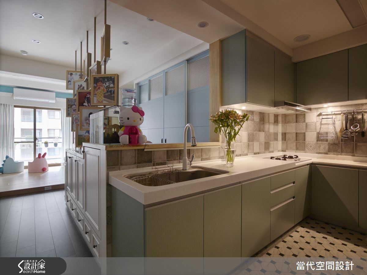 媽媽最愛的廚房，以灰色調花磚拼貼出質感，依照身高、拓寬工作檯面的粉綠色廚櫃，營造清爽的領地。