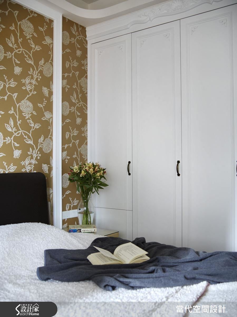 主臥設計典雅的壁紙，和佐以細緻雕花的白色櫃體，製造令人放鬆的優雅氛圍。