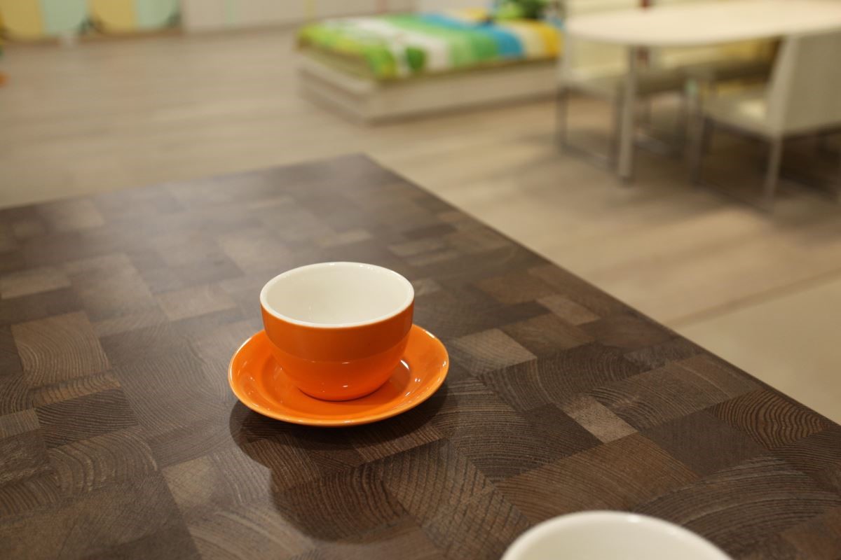 以仿舊木料花色的板材打造茶几，無論造價或耐用度都要比實木單品划算許多！