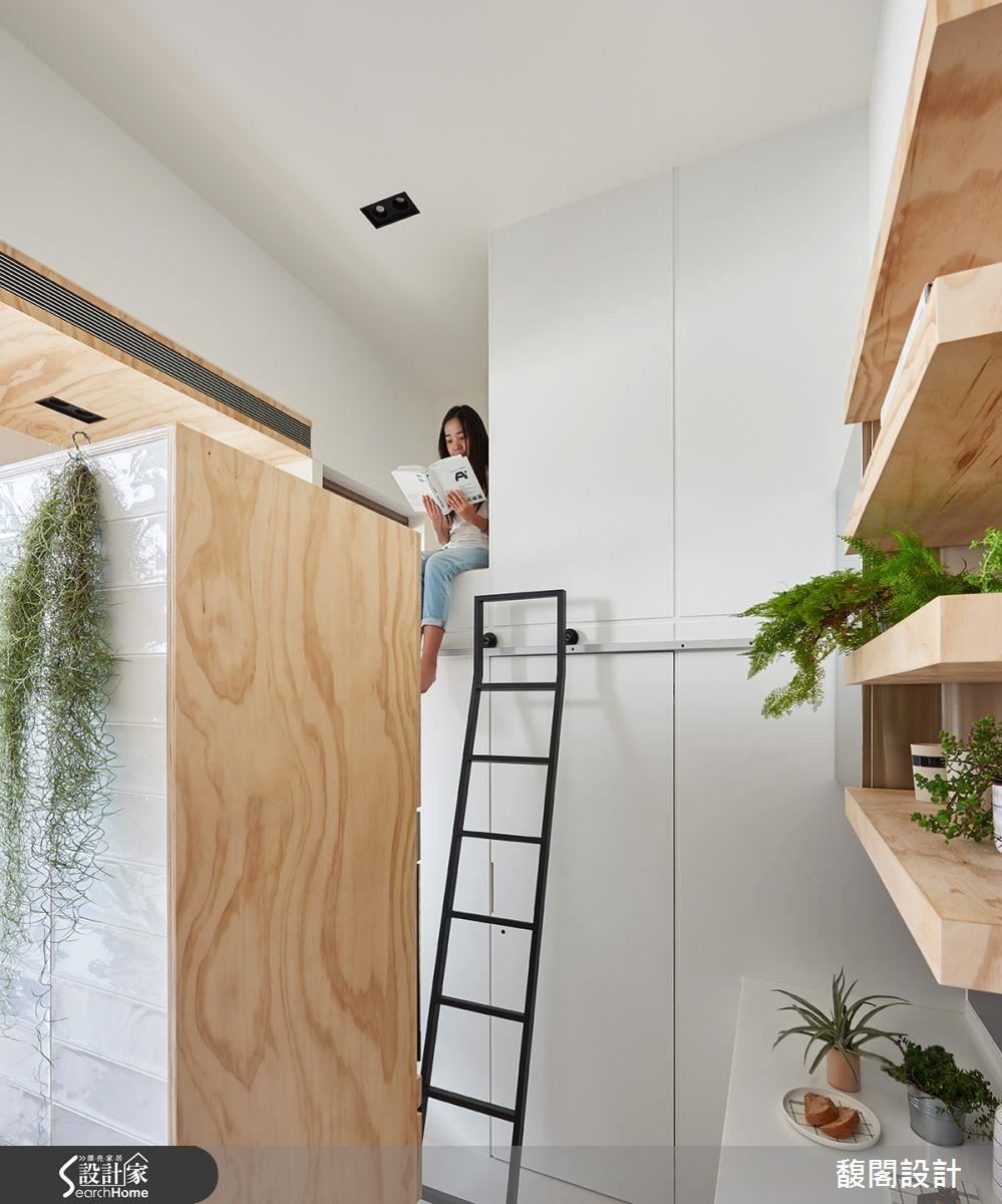 空間裡搭配爬梯設計，讓居住者可隨需求自由移動。