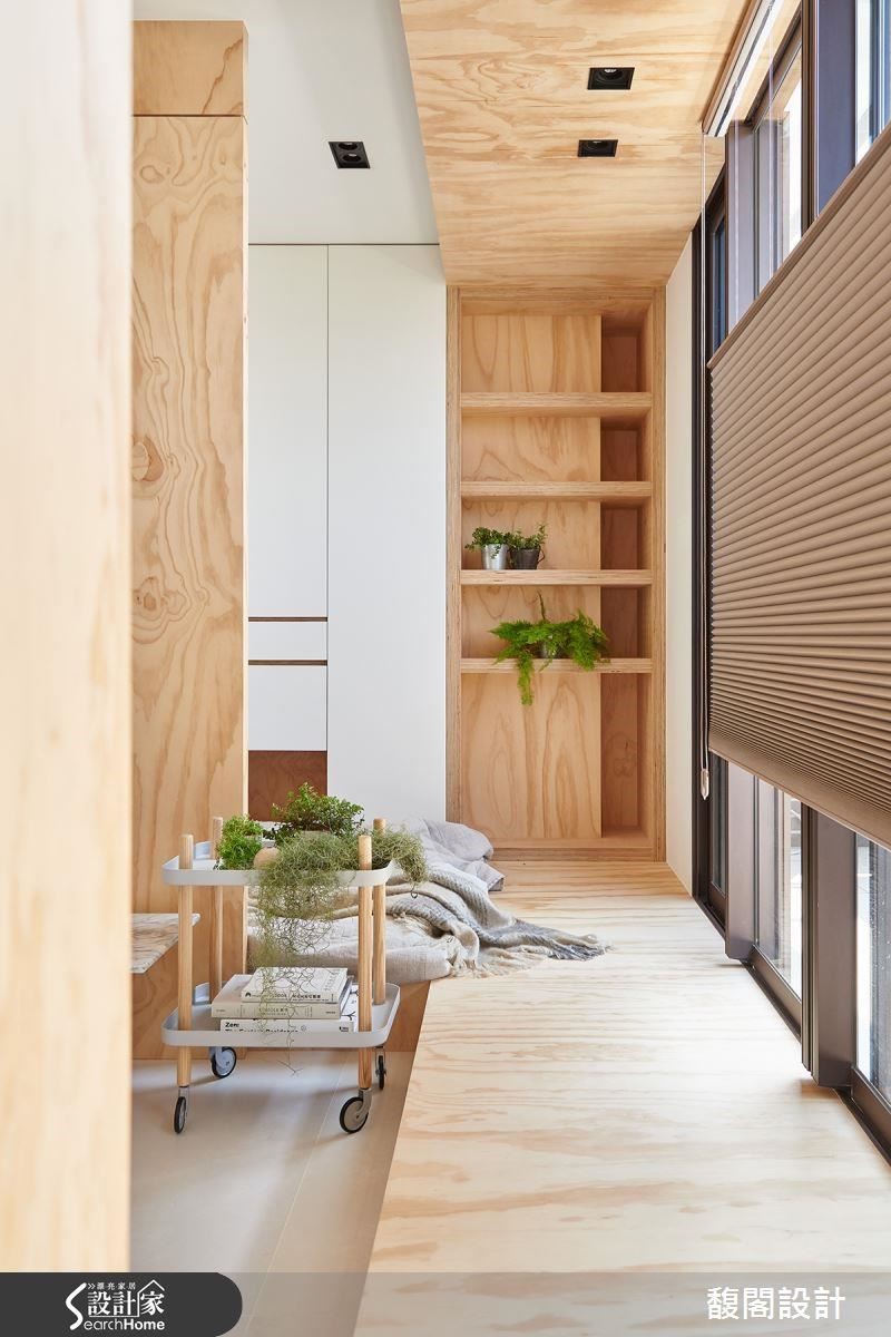 原木質感蔓延至天花與地坪，且將收納機能置入壁面，串聯起領域與功能性。