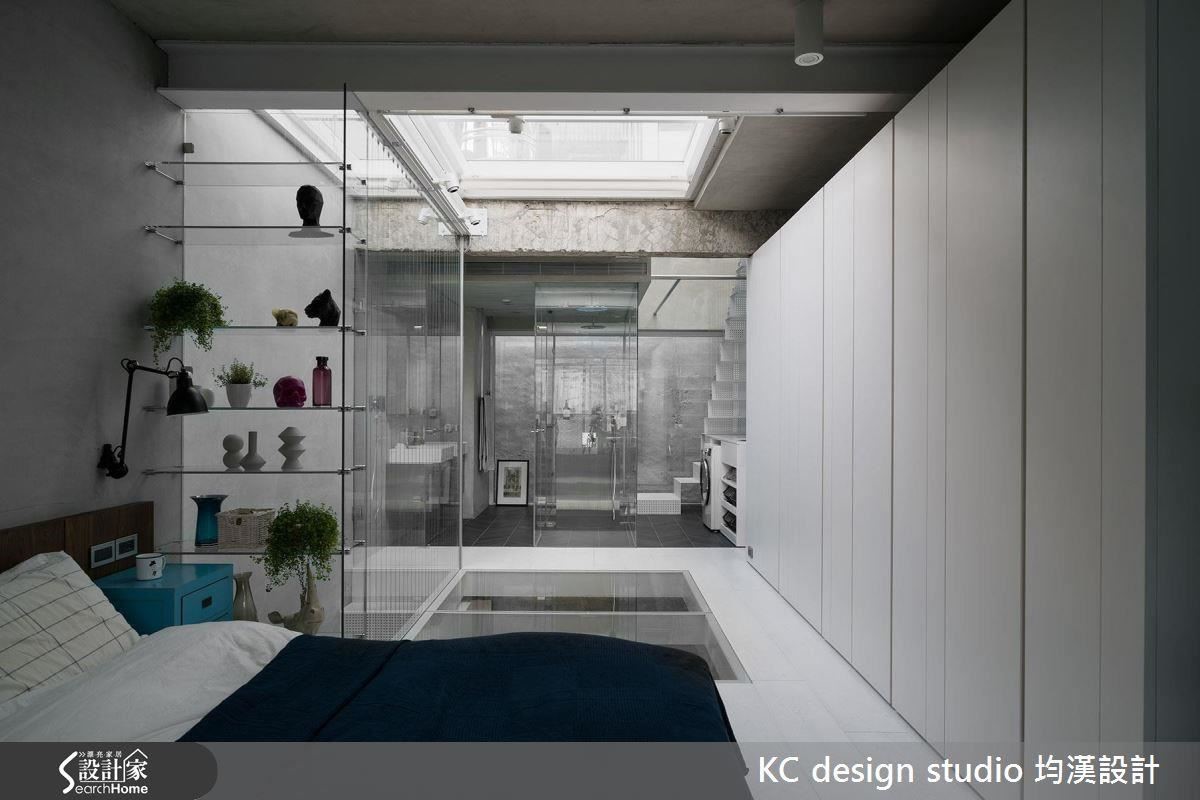 廁浴空間以透明玻璃區隔乾濕，維持視覺的延伸，放大空間。