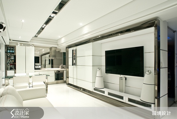以白色為主軸，利用鈦金屬板和鏡面鋼板搭配灰鏡，使得超白烤漆玻璃反射的效果，把原有較狹長的空間修整更平衡，再利用天花溝槽多層次方式讓把每個物件做區隔，讓天花板及立面造型電視牆了增加立體感。