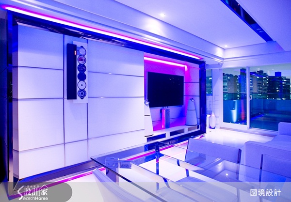 設計者的構思不僅利用白色為主色，從線條式內崁不銹鋼方管環繞整體結構，並增加在每個物件交界溝縫中內藏全彩LED燈帶，作為燈具及燈光的混色效果變化效果，讓使用者運用(CRESTRON)自動燈控系統添加視覺的美豔饗宴。