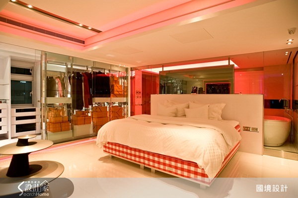 為了讓整體小空間更有延伸感，主臥、衣帽間、主浴室隔間皆以透明強化玻璃僅作為空間區隔，與客廳相同延續著,溝縫內藏 LED燈條，作為 (CRESTRON)自動燈控系統的燈具的變化。