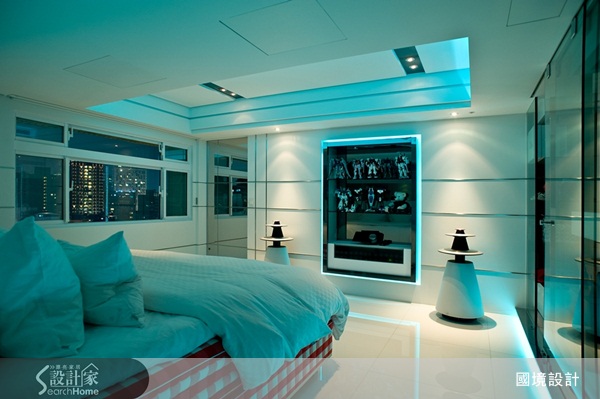 主臥牆面相同與客廳延續著線條內崁不銹鋼方管，而展示櫃增加溝縫內藏 LED燈條，作為 (CRESTRON)自動燈控系統的燈具的變化。