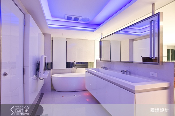 主浴室鏡台利用鐵製鏡台內崁壓克力方條作為除霧效果及鏡燈效果。為了取代天然大理石，設計師特別訂製白色一體成形的人造石洗手檯面。在天花間照部分以層次崁燈，多增加 LED燈帶迴路到 (CRESTRON)自動燈控系統的燈具的變化。