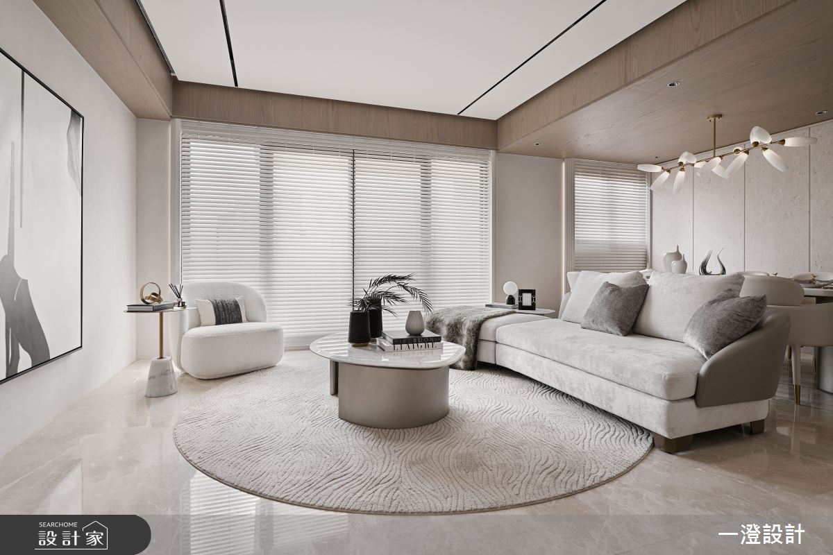 大面落地窗引入光線，以明亮色調與開放格局營造舒適的交流空間。